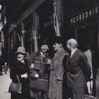 Ella Murai, Stjepan Radić mlađi, Ivo Maček i Ranko Filjak u Gundulićevoj ulici, preko puta Hrvatskog glazbenog zavoda