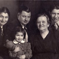 Stjepan Radić mlađi (desno) s roditeljima, sestrom i bakom Marijom Radić tijekom Drugog svjetskog rata