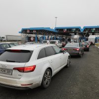 Putnici u automobilima čekaju na prelazak preko GP Bregana
