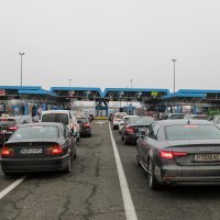 Putnici u automobilima čekaju na prelazak preko GP Bregana