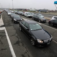 Putnici u automobilima čekaju na prelazak preko GP Bregana