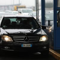 Putnici u automobilima čekaju na prelazak preko GP Bregana