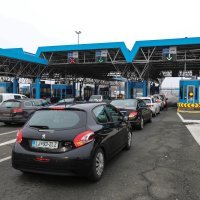 Putnici u automobilima čekaju na prelazak preko GP Bregana