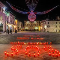 Zakupci poslovnih prostora zapalili lampione ispred Gradske palače