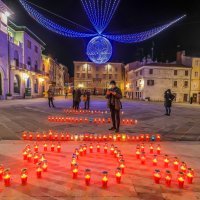 Zakupci poslovnih prostora zapalili lampione ispred Gradske palače