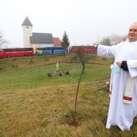 Završje: Župnik slavi misu u kapelici, a vjernici je prate u grijanim autobusima ispred nje