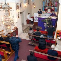 Završje: Župnik slavi misu u kapelici, a vjernici je prate u grijanim autobusima ispred nje