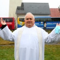 Završje: Župnik slavi misu u kapelici, a vjernici je prate u grijanim autobusima ispred nje