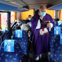 Završje: Župnik slavi misu u kapelici, a vjernici je prate u grijanim autobusima ispred nje