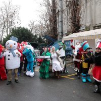 Kostimirani umjetnici na božićno jutro zapjevali ispred Klinike za dječje bolesti