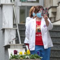 Kostimirani umjetnici na božićno jutro zapjevali ispred Klinike za dječje bolesti