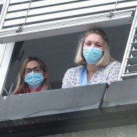Kostimirani umjetnici na božićno jutro zapjevali ispred Klinike za dječje bolesti