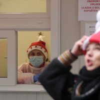 Kostimirani umjetnici na božićno jutro zapjevali ispred Klinike za dječje bolesti