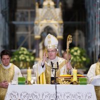 Josip Bozanić predvodi misu u oštećenoj katedrali