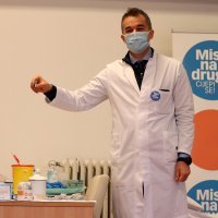 Liječnik Miroslav Hanževački s cjepivom