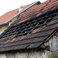 U selu Brest Pokupski potres je teško oštetio krovove kuća