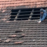 U selu Brest Pokupski potres je teško oštetio krovove kuća