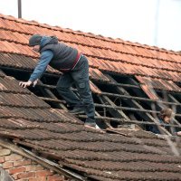 U selu Brest Pokupski potres je teško oštetio krovove kuća