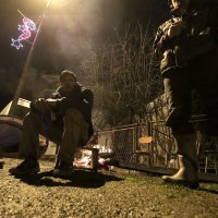 Glina: Zbog straha od novog potresa mnogi uz vatru proveli noć na ulici
