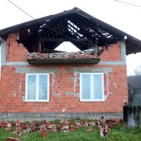 Razrušene kuće u Majskoj Poljani