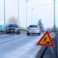 Oštećen most na ulazu u Petrinju