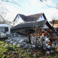 Novo Selo Glinsko: Uplakani stanovnici ispred svojih razrušenih kuća