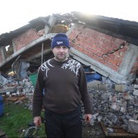 Novo Selo Glinsko: Uplakani stanovnici ispred svojih razrušenih kuća