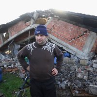 Novo Selo Glinsko: Uplakani stanovnici ispred svojih razrušenih kuća