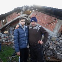 Novo Selo Glinsko: Uplakani stanovnici ispred svojih razrušenih kuća
