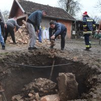 Mještani Mečenčana u strahu zbog rupa koje se otvaraju pokraj kuća
