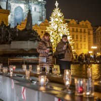 Praški ugostitelji prosvjedovali paleći svijeće u kriglama