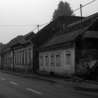 Razrušen i sablazno prazan centar Gline