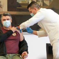 Zagreb: Predsjednik Zoran Milanović javno se cijepio protiv koranavirusa