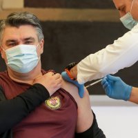 Zagreb: Predsjednik Zoran Milanović javno se cijepio protiv koranavirusa