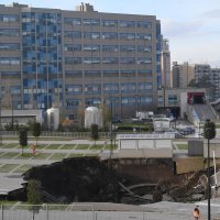 Rupa na parkiralištu u Napulju