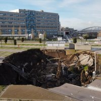 Rupa na parkiralištu u Napulju