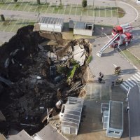 Rupa na parkiralištu u Napulju