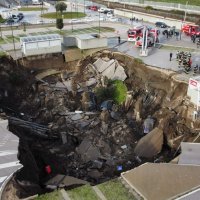 Rupa na parkiralištu u Napulju