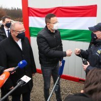 Uručena prva dva kontejnera mađarske donacije potresom pogođenim područjima