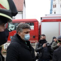 Andrej Plenković i Tomo Medved u Sisku uoči skidanja zvonika katedrale