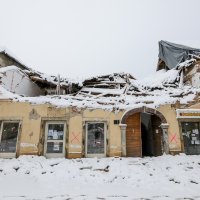 Razrušeni centar Petrinje pod snijegom