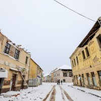 Razrušeni centar Petrinje pod snijegom