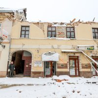 Razrušeni centar Petrinje pod snijegom