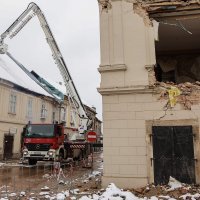 Vatrogasci i dalje uklanjaju opasne dimnjake u centru Petrinje