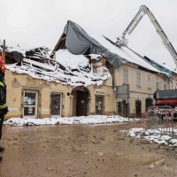 Vatrogasci i dalje uklanjaju opasne dimnjake u centru Petrinje
