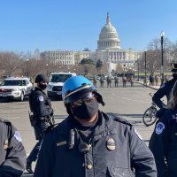 Grupica prosvjednika kod zgrade Kongresa