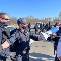 Grupica prosvjednika kod zgrade Kongresa