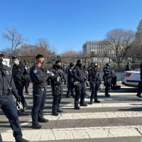 Grupica prosvjednika kod zgrade Kongresa