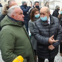 Ministar Gordan Grlić Radman i francuski ministar Jean-Yves Le Drian obišli centar Petrinje