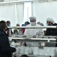 Pripremanje i podjela hrane u Petrinji iz kuhinje državne tvrtke Pleter